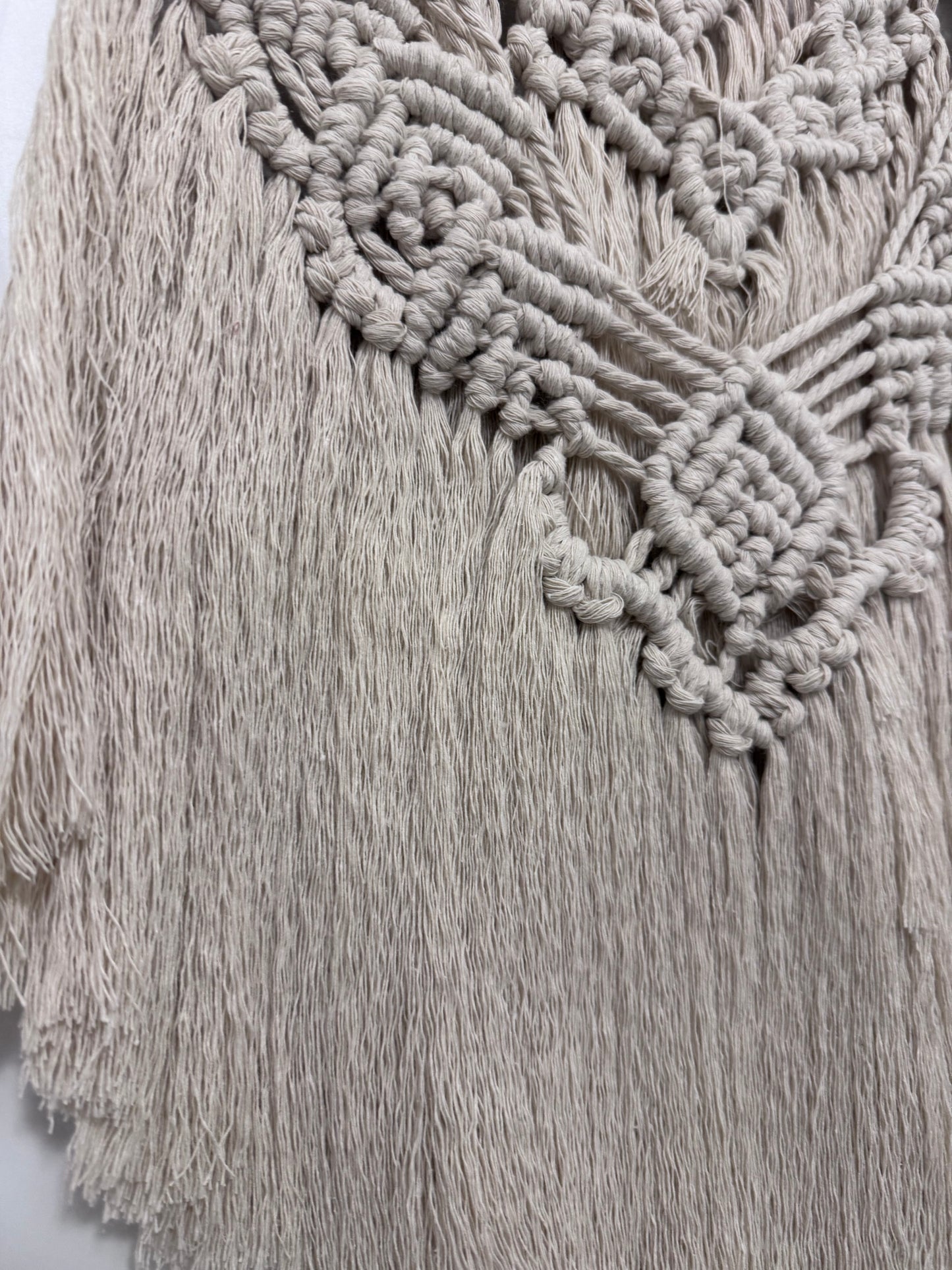 Handgefertigter Makramee-Wandbehang im Boho-Stil – Natürliche Wanddeko