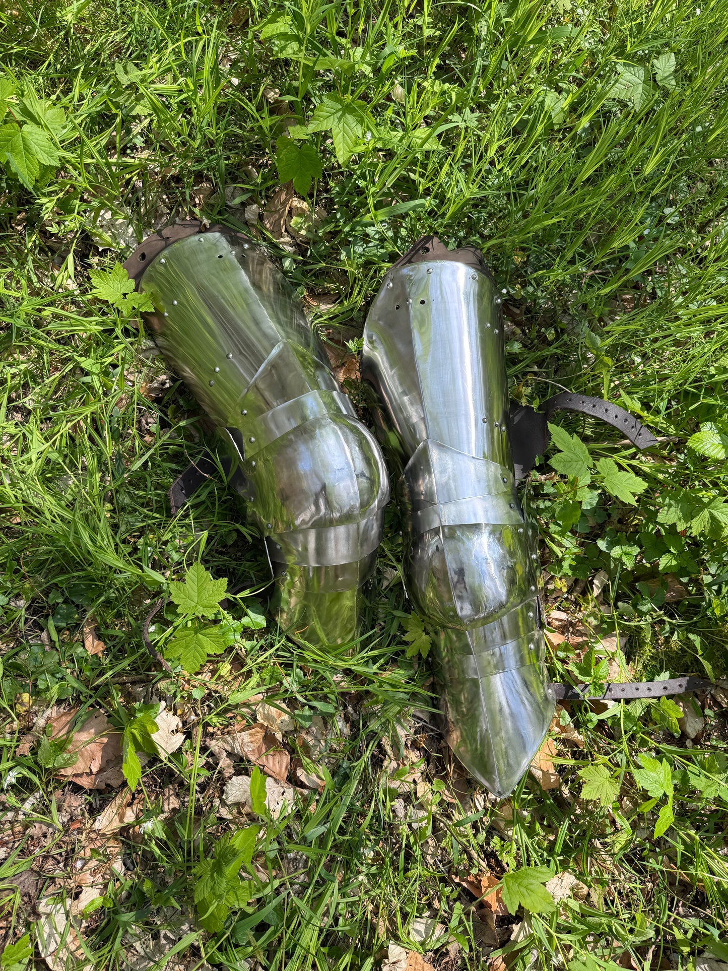 Vollbeinschutz aus Edelstahl – Mittelalter Rüstung für LARP & Reenactment