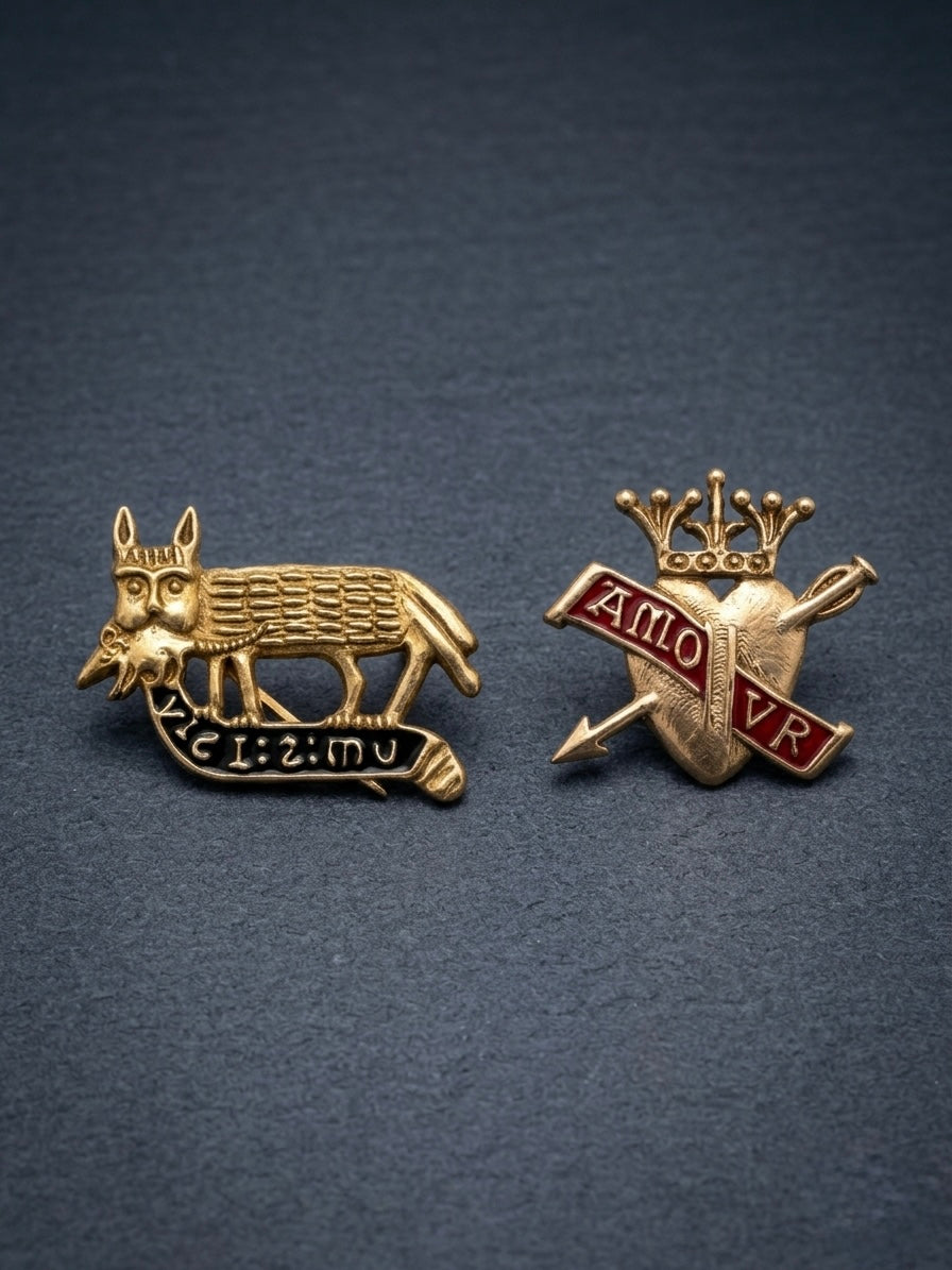 Mittelalterliche Anstecknadeln im Set – „Treue & Leidenschaft“ – Messing & Emaille. (2St.)