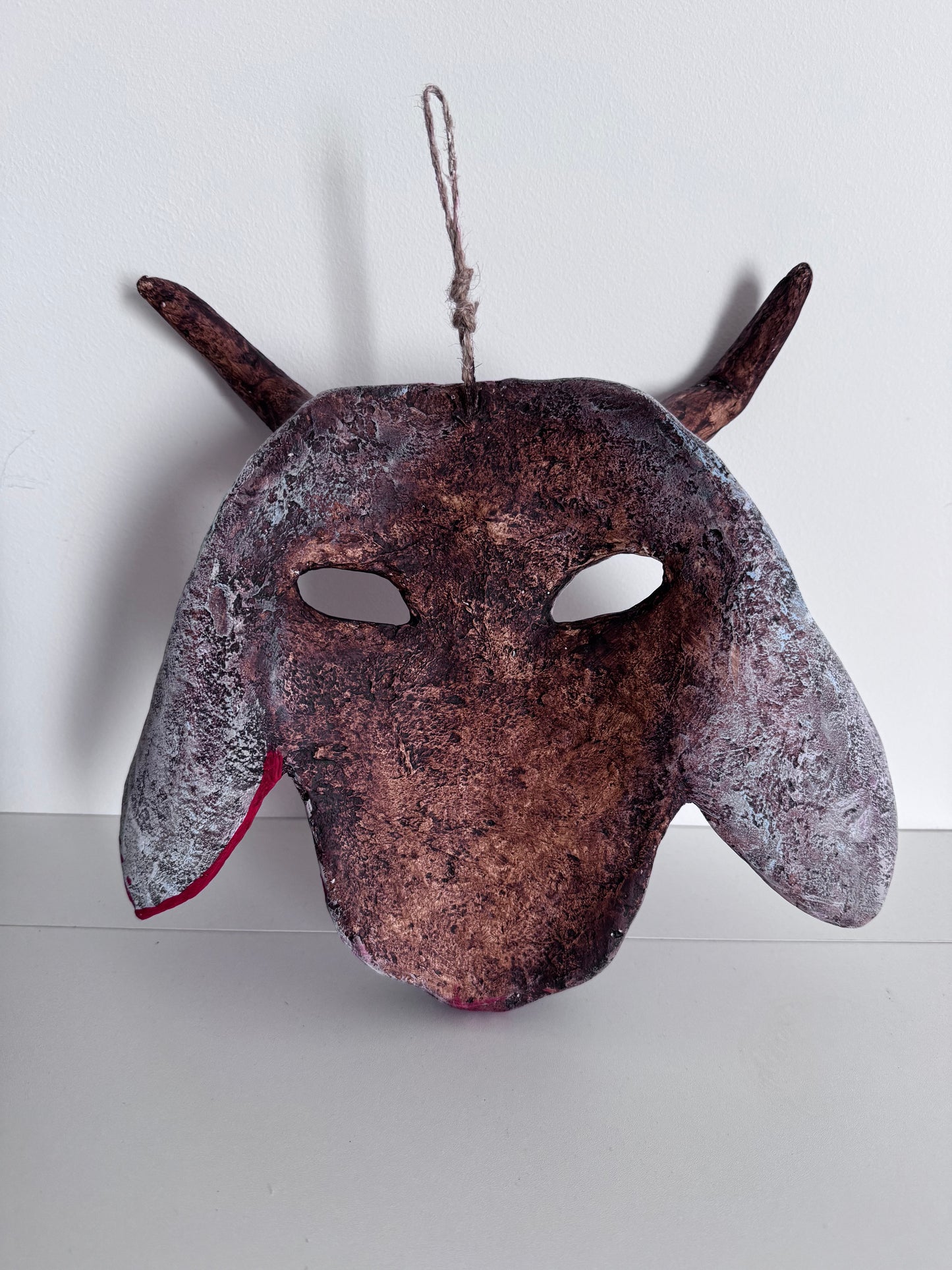 Folklore-Maske mit Ornamenten – Handbemalte Wanddekoration