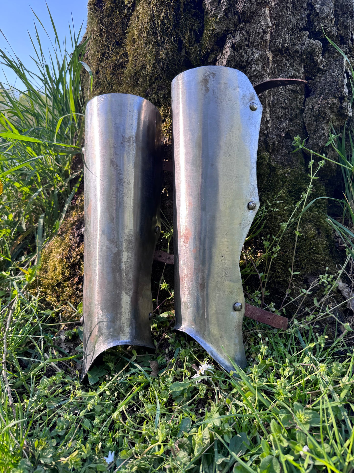 Handgeschmiedete Beinschienen aus Stahl – Mittelalter Greaves für LARP & Reenactment (Size S)