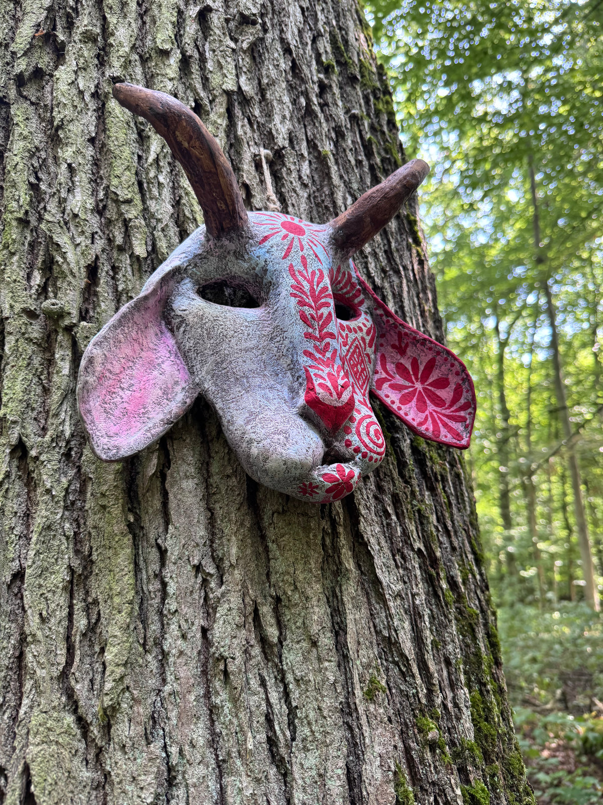 Folklore-Maske mit Ornamenten – Handbemalte Wanddekoration