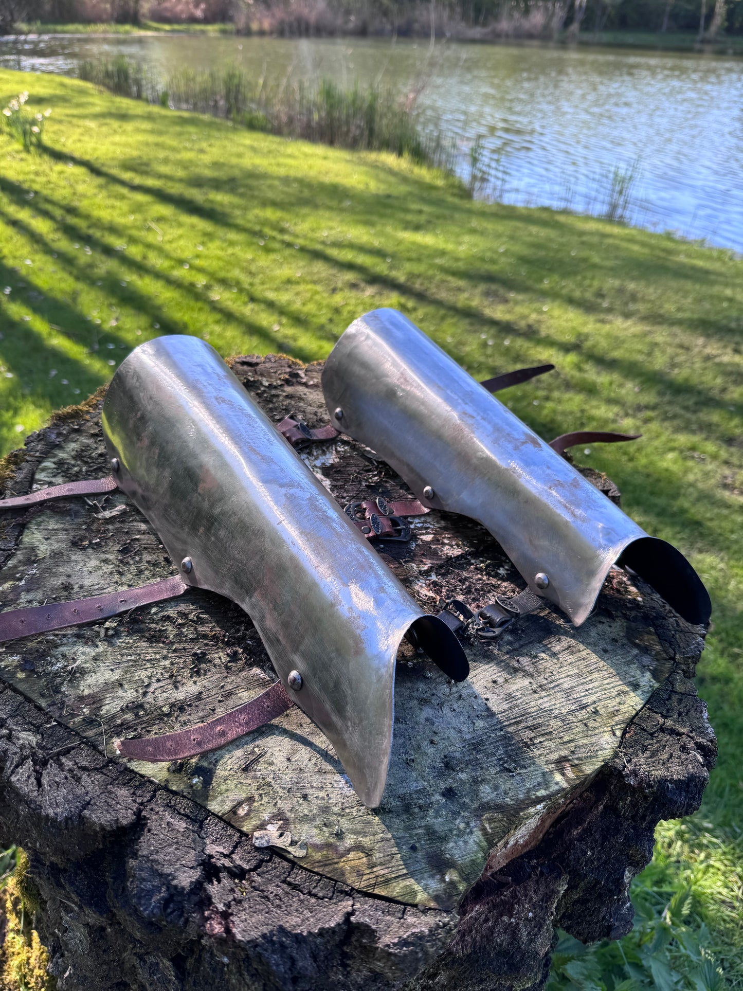 Handgeschmiedete Beinschienen aus Stahl – Mittelalter Greaves für LARP & Reenactment (Size S)