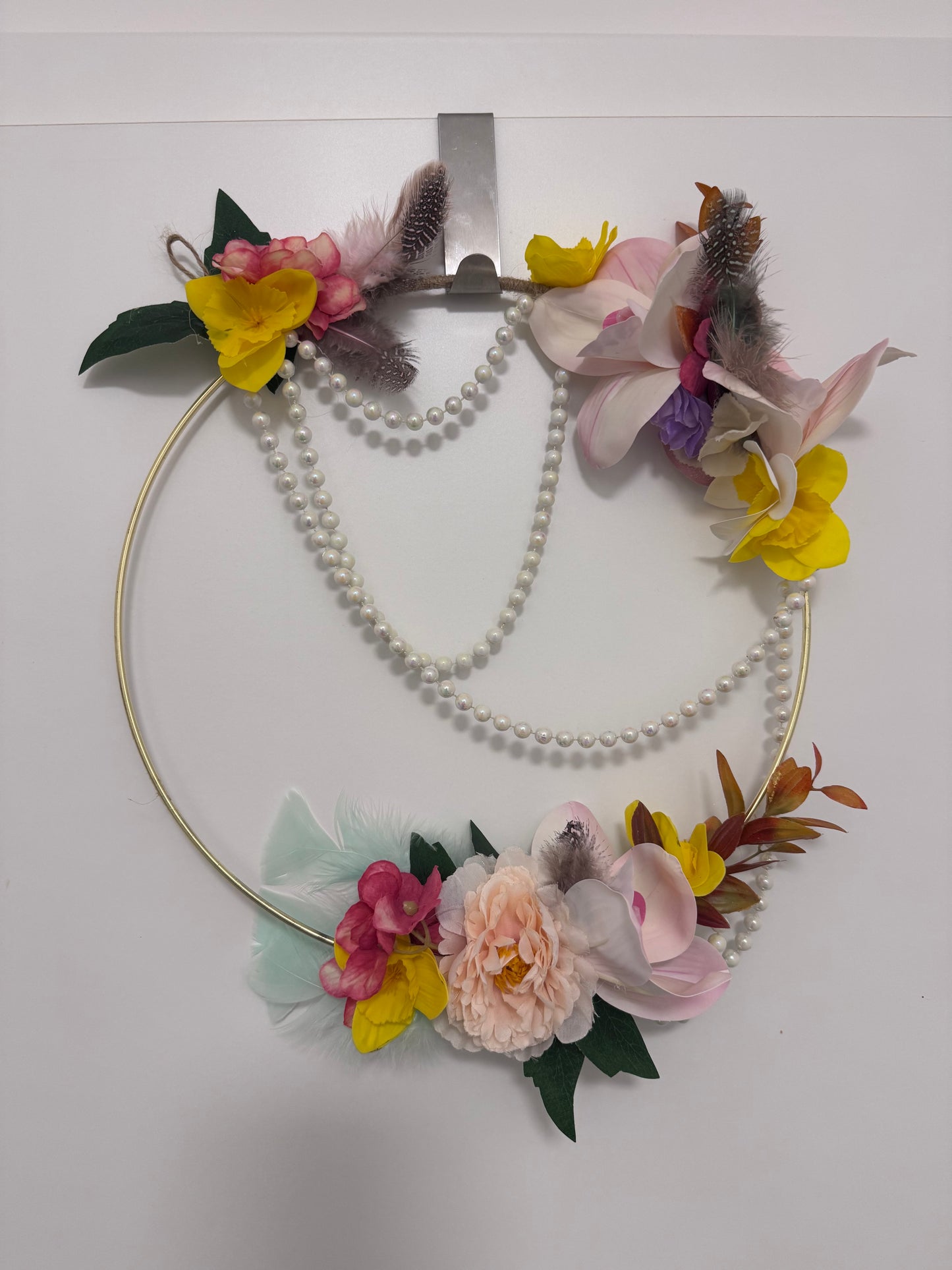 Frühlingshafter Deko-Kranz mit Blumen & Perlen – Handgemachte Wanddeko