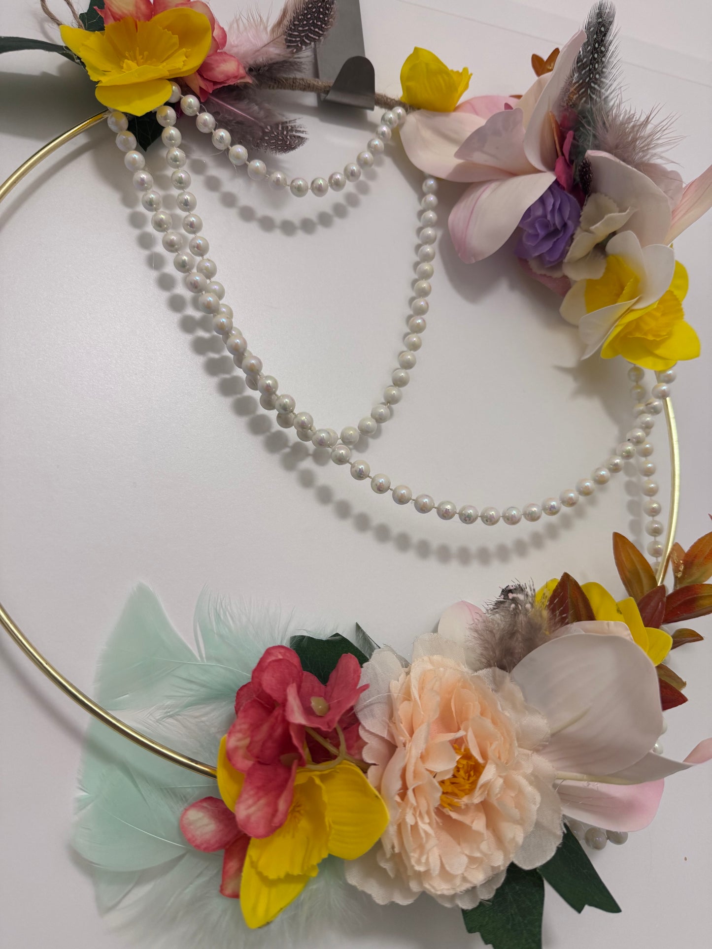 Frühlingshafter Deko-Kranz mit Blumen & Perlen – Handgemachte Wanddeko