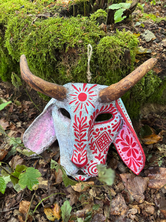 Folklore-Maske mit Ornamenten – Handbemalte Wanddekoration