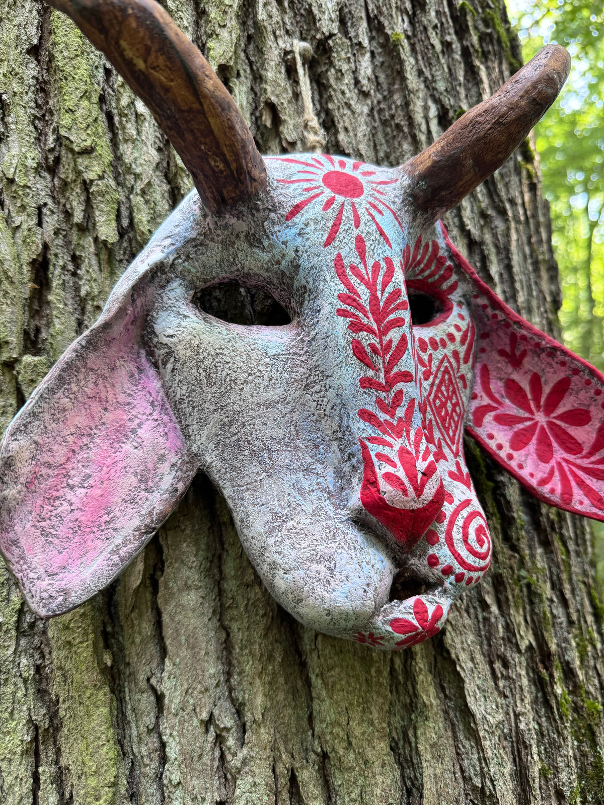 Folklore-Maske mit Ornamenten – Handbemalte Wanddekoration