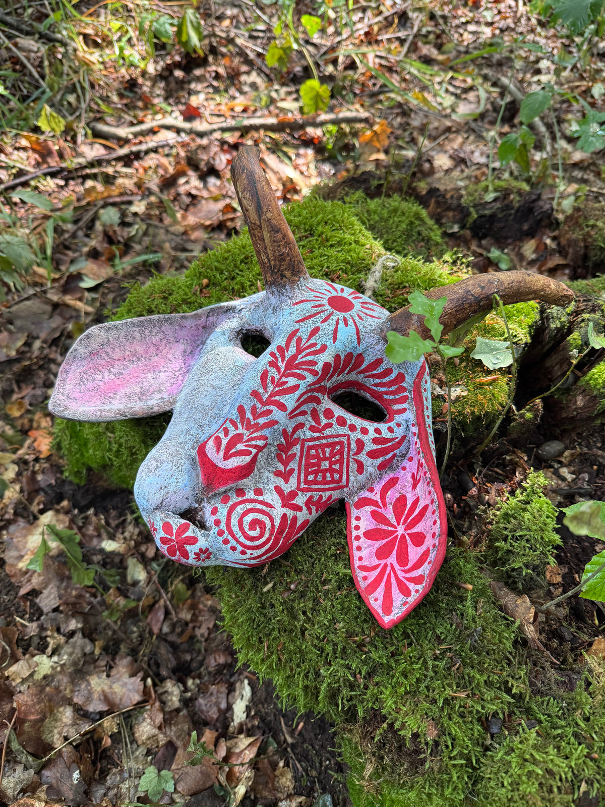 Folklore-Maske mit Ornamenten – Handbemalte Wanddekoration