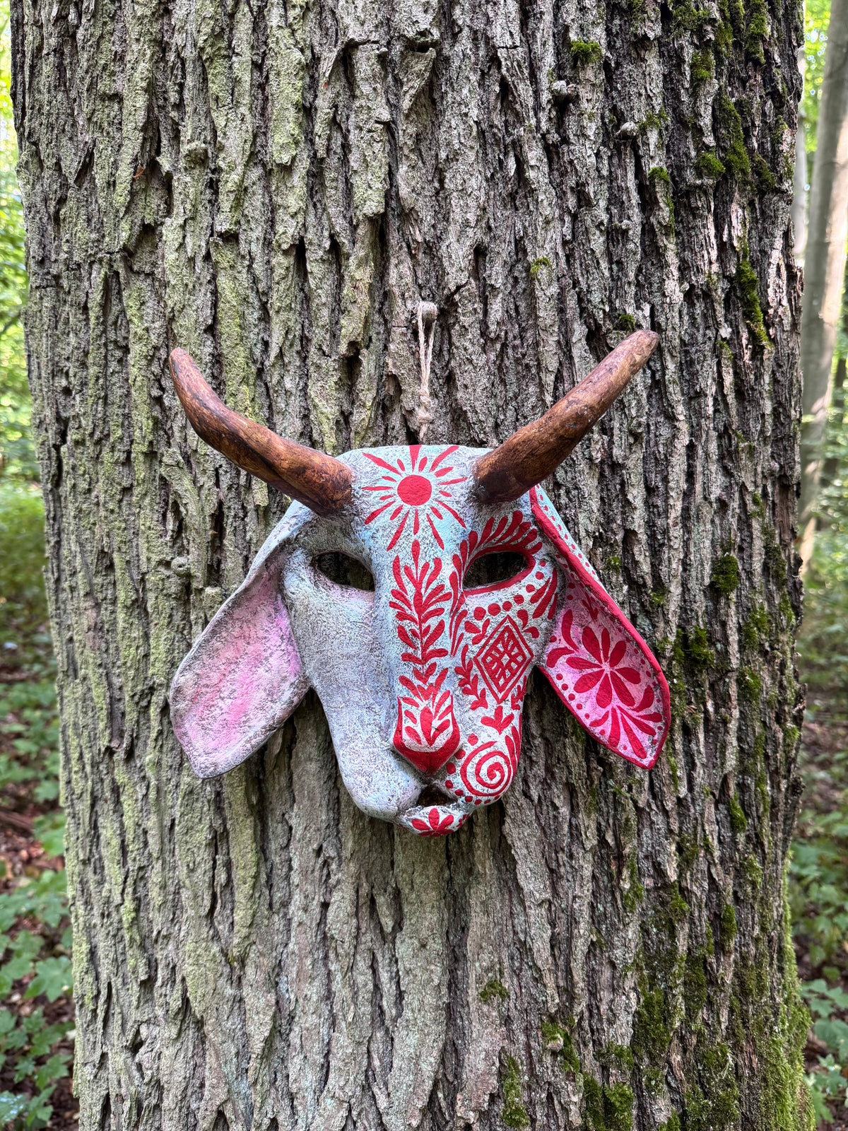 Folklore-Maske mit Ornamenten – Handbemalte Wanddekoration