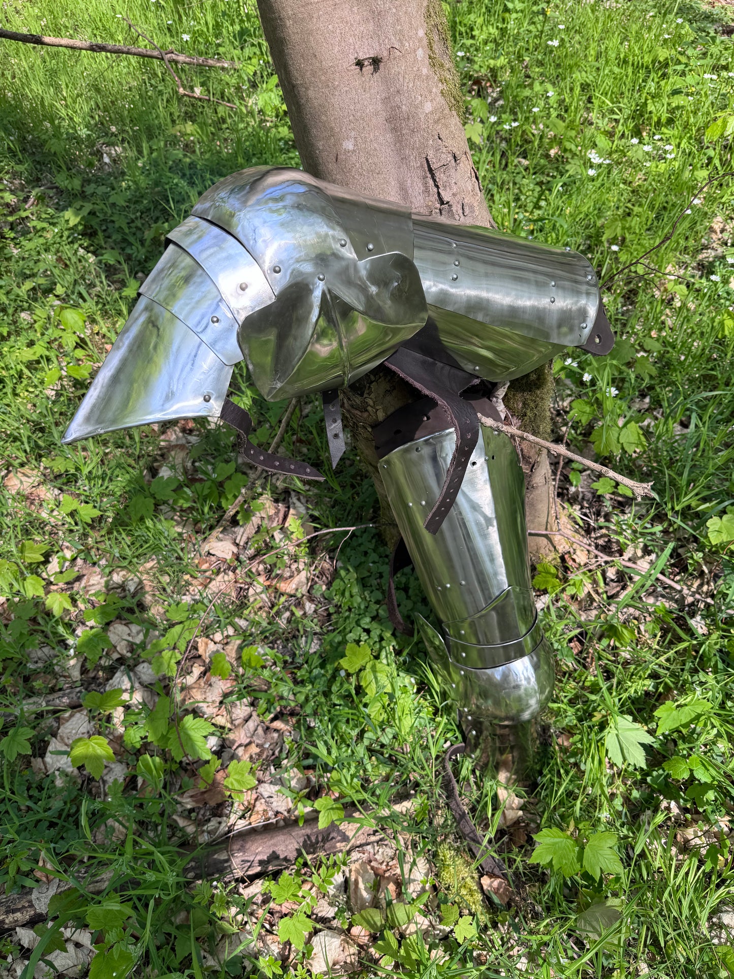 Vollbeinschutz aus Edelstahl – Mittelalter Rüstung für LARP & Reenactment