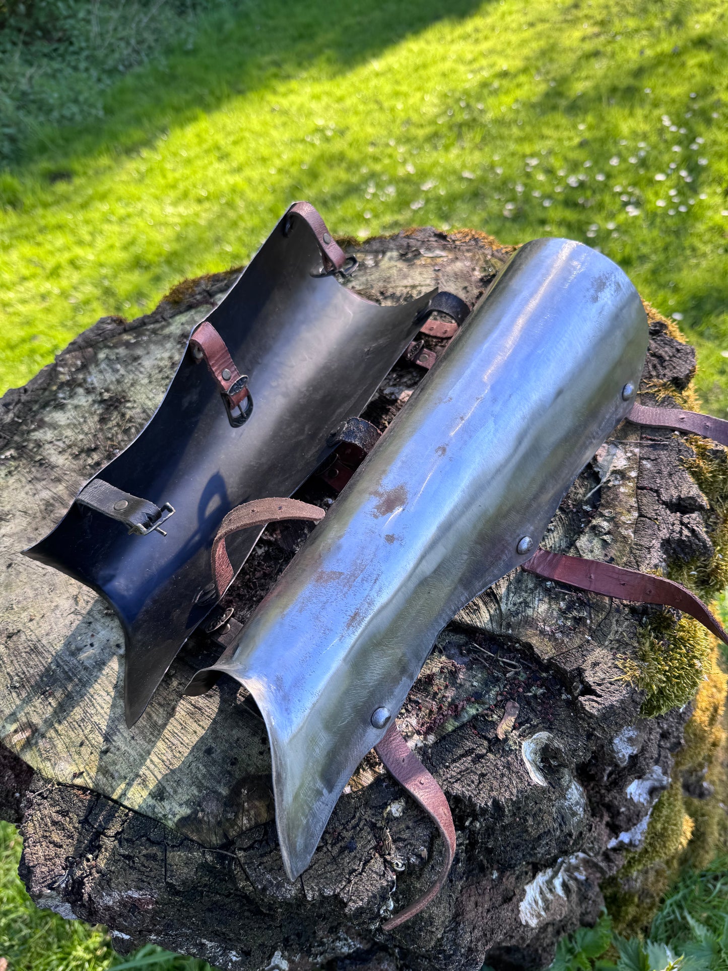 Handgeschmiedete Beinschienen aus Stahl – Mittelalter Greaves für LARP & Reenactment (Size S)
