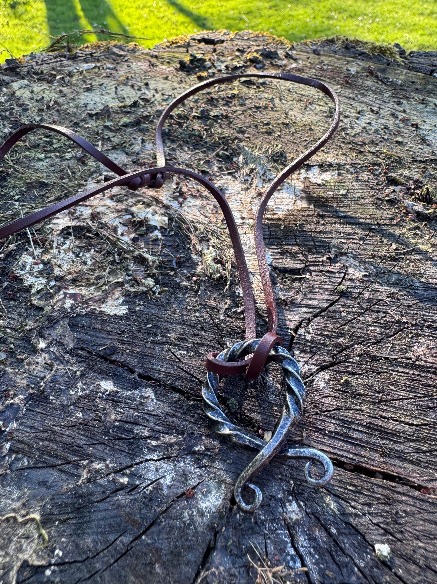 Wikinger-Halskette "Trollkreuz" – Rustikaler Schutzanhänger mit Lederband