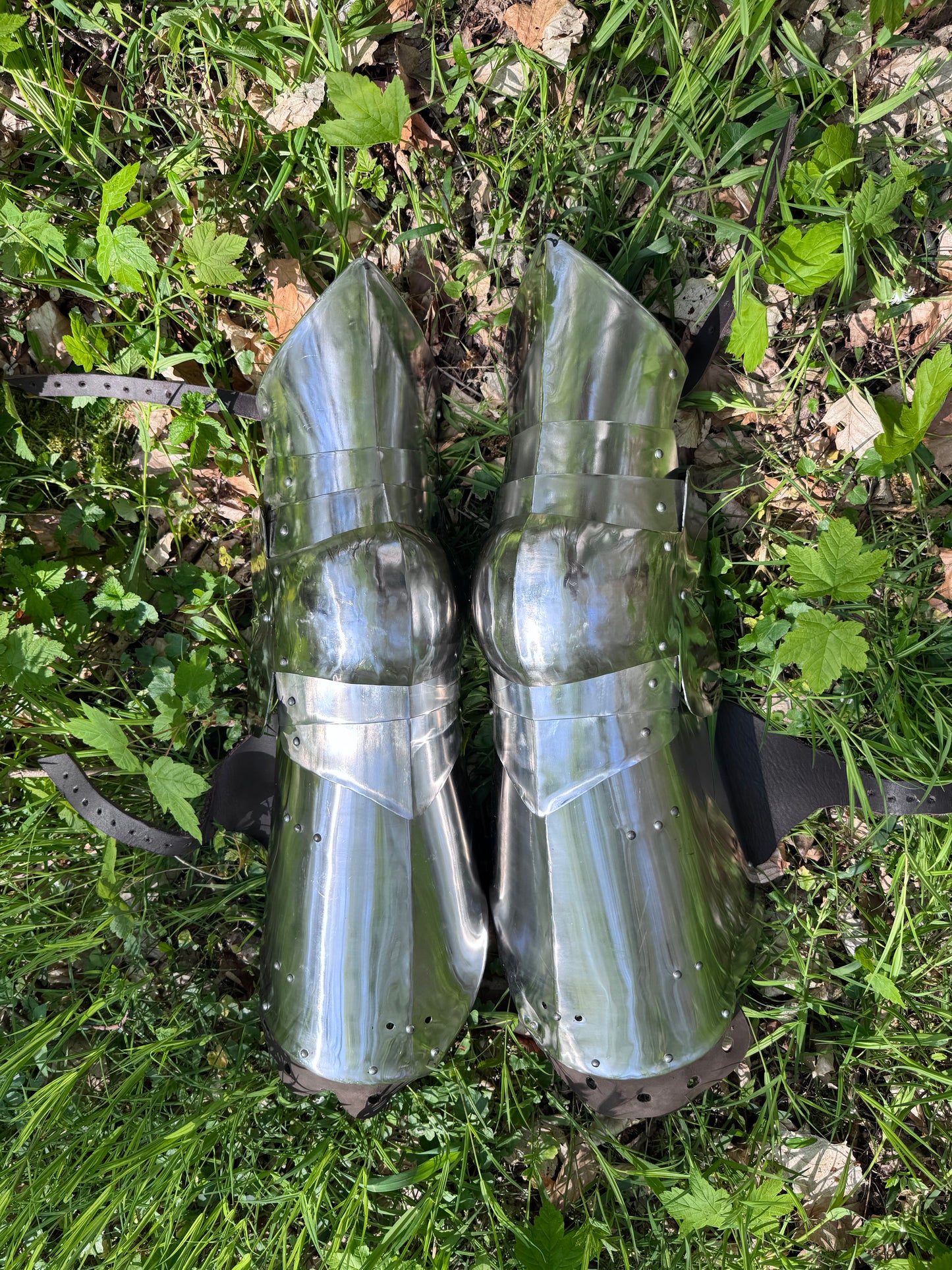 Vollbeinschutz aus Edelstahl – Mittelalter Rüstung für LARP & Reenactment