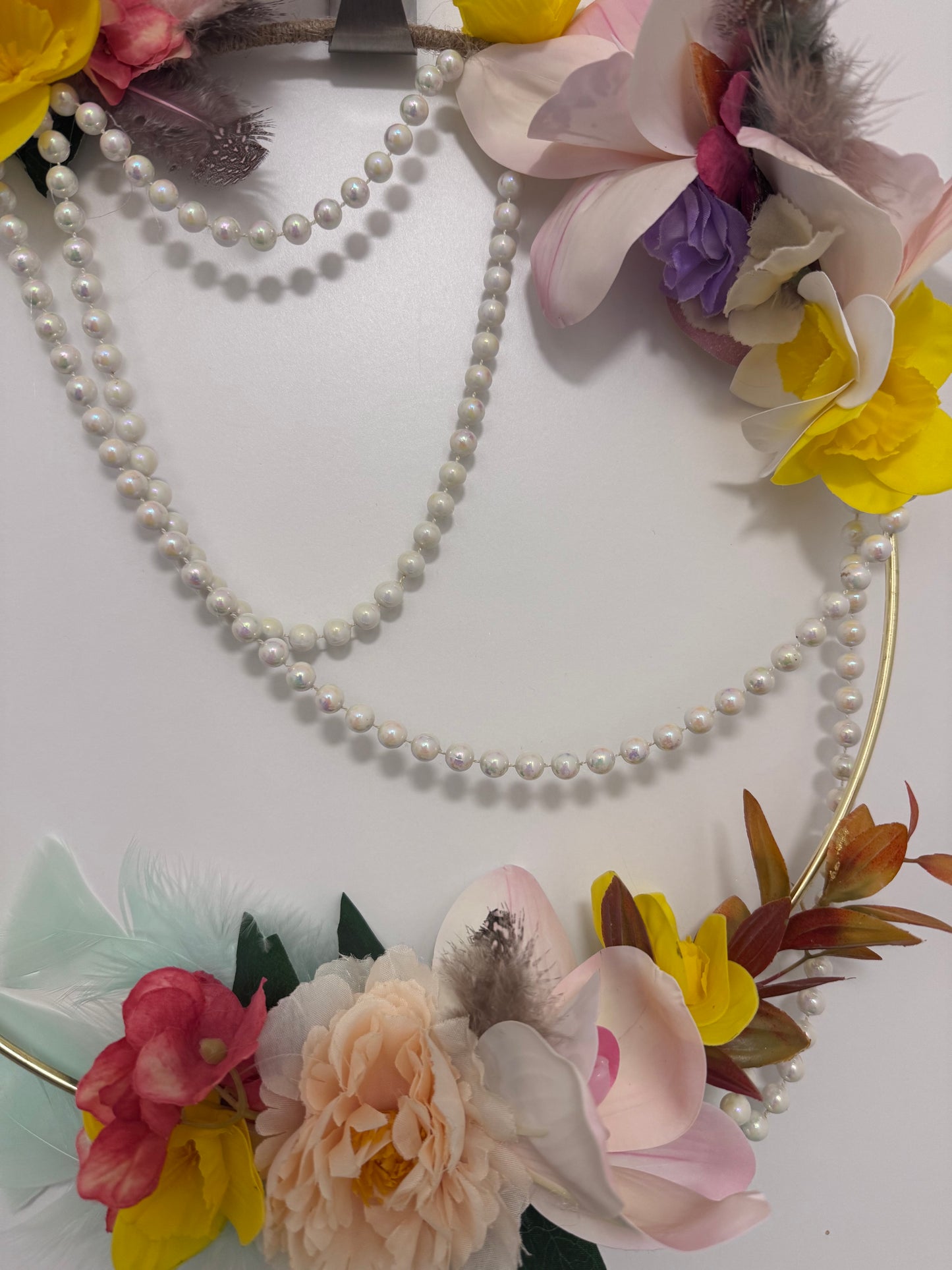 Frühlingshafter Deko-Kranz mit Blumen & Perlen – Handgemachte Wanddeko