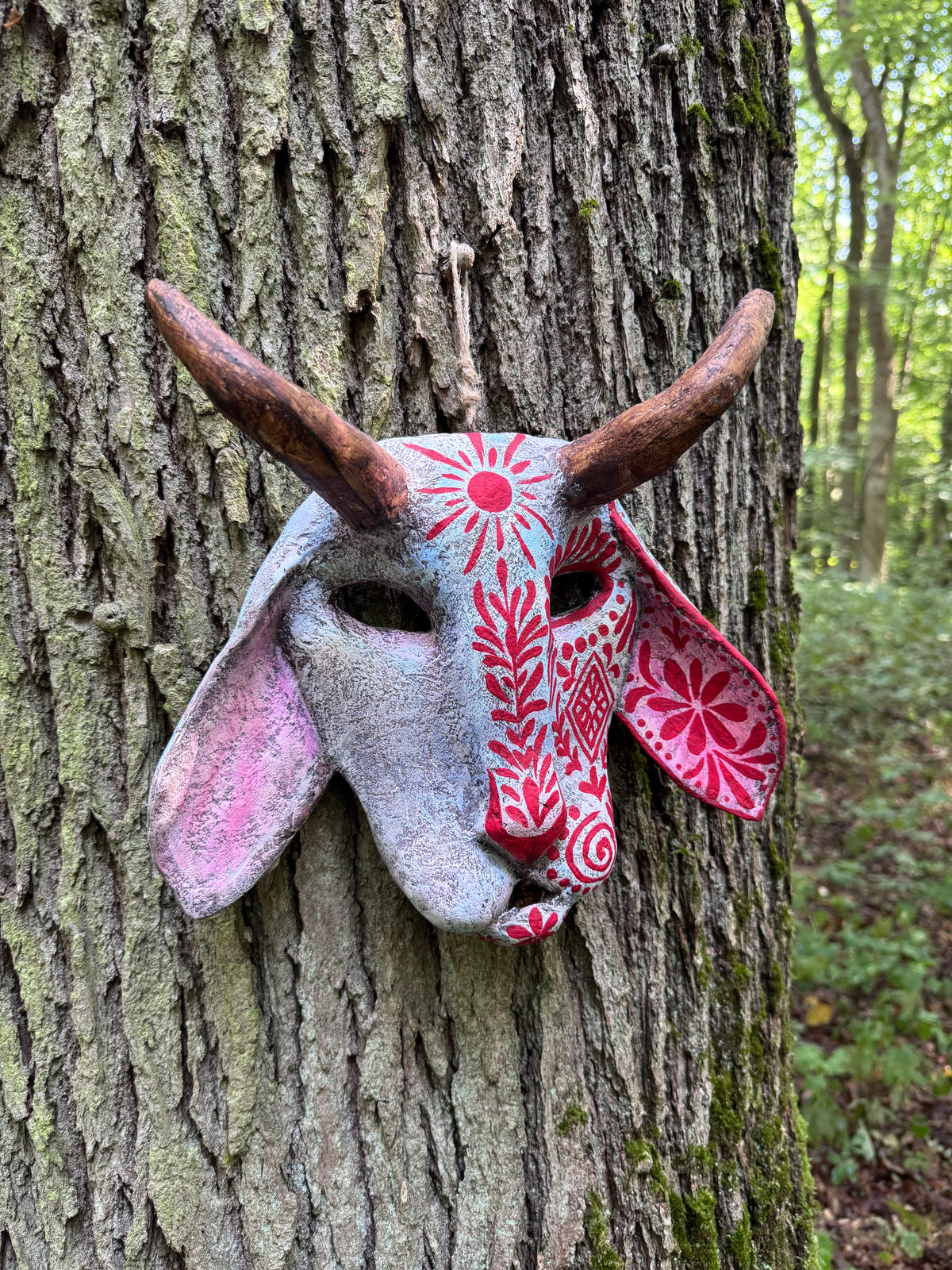 Folklore-Maske mit Ornamenten – Handbemalte Wanddekoration
