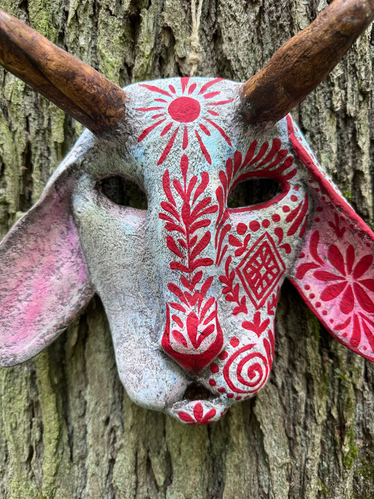 Folklore-Maske mit Ornamenten – Handbemalte Wanddekoration