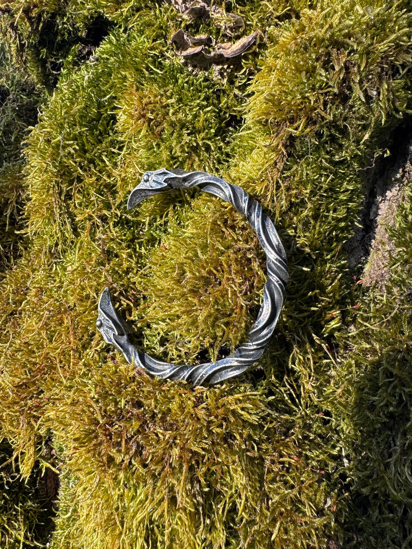 Wikinger-Armreif "Odins Raben" – Handgeschmiedete Optik – Nordischer Söldner-Schmuck