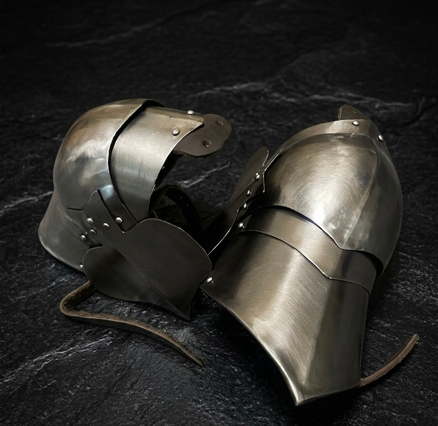 Mittelalterliche Kniebuckel (Knieschutz) aus 1,5-2mm Baustahl – Paar – Ideal für LARP & Reenactment