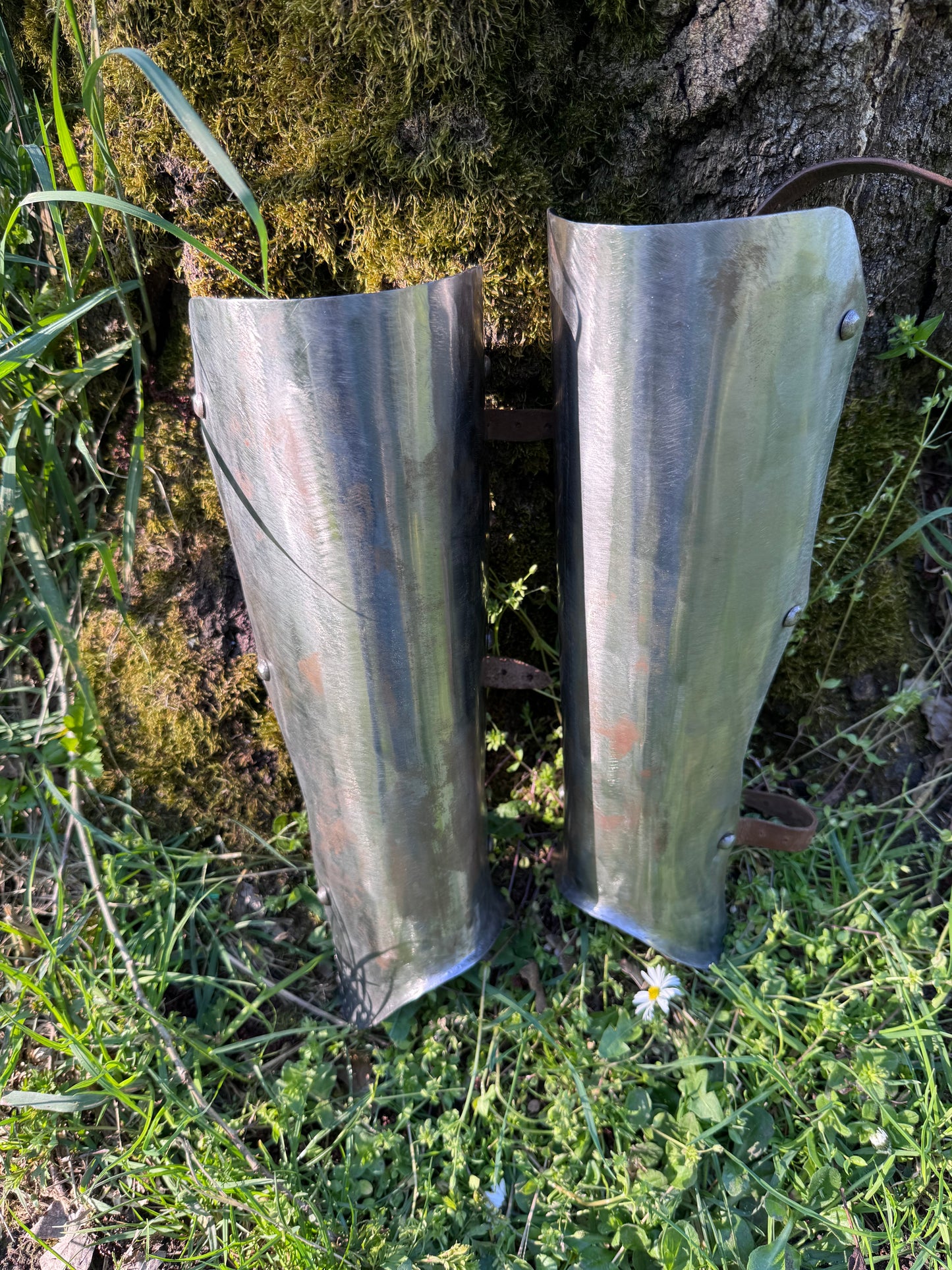 Handgeschmiedete Beinschienen aus Stahl – Mittelalter Greaves für LARP & Reenactment (Size S)
