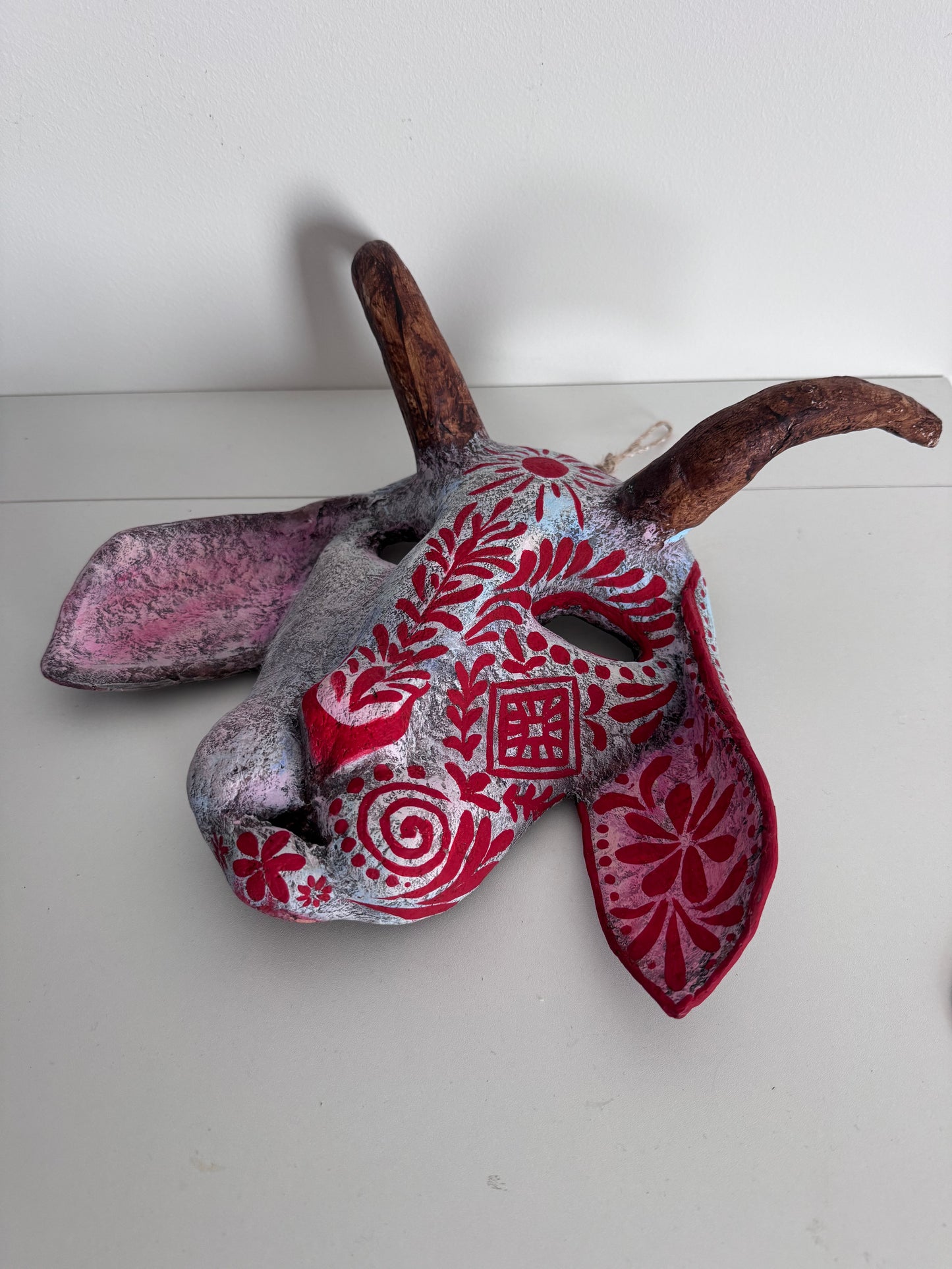 Folklore-Maske mit Ornamenten – Handbemalte Wanddekoration