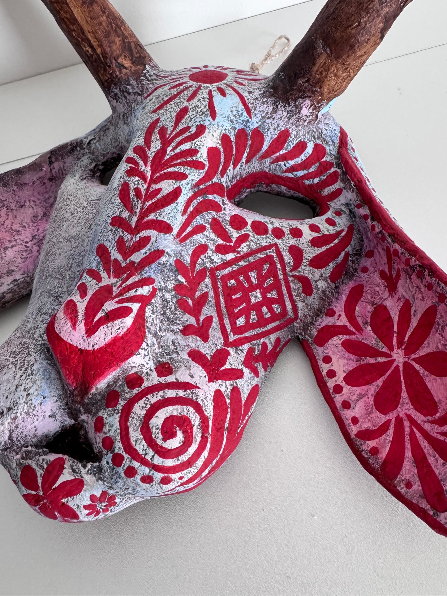 Folklore-Maske mit Ornamenten – Handbemalte Wanddekoration