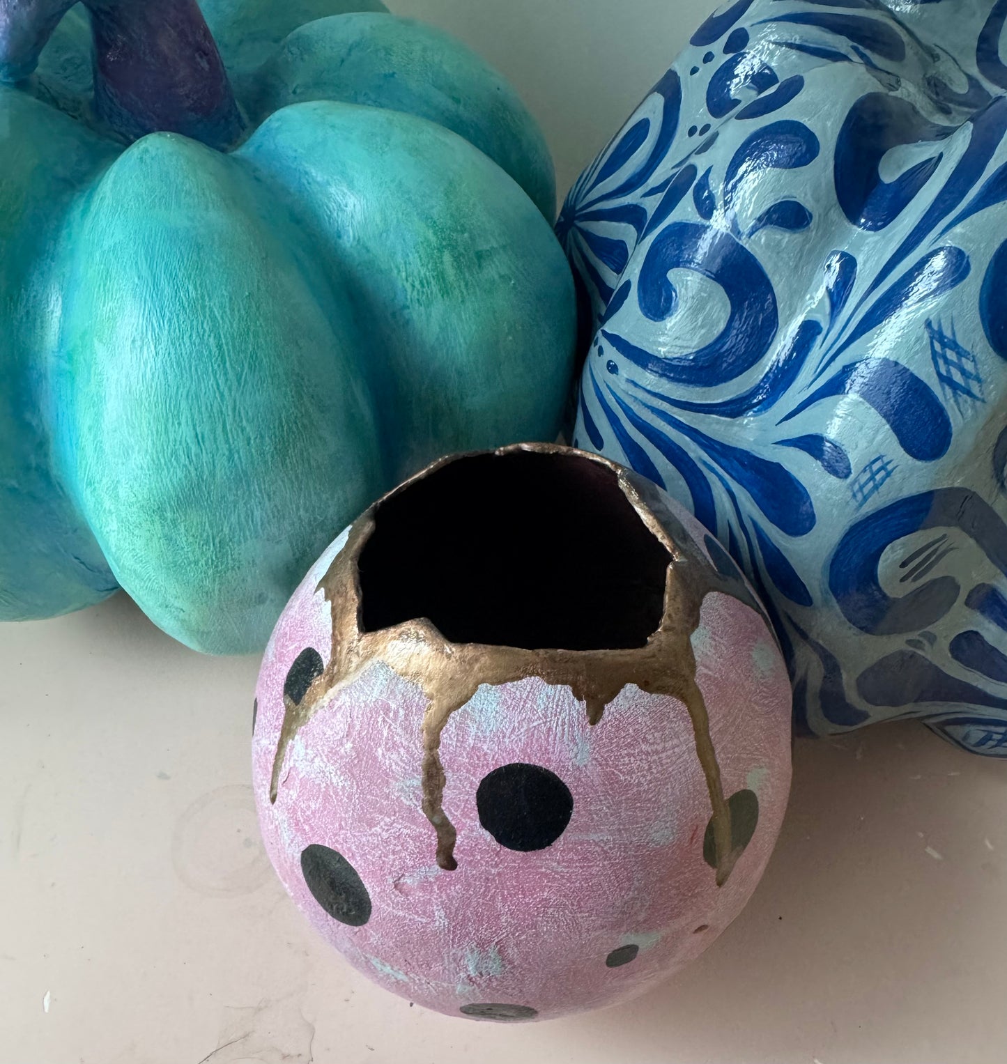 Dekoratives Osterei-Gefäß aus Papier-Mâché, Pink & Schwarz – Handgemachtes Unikat