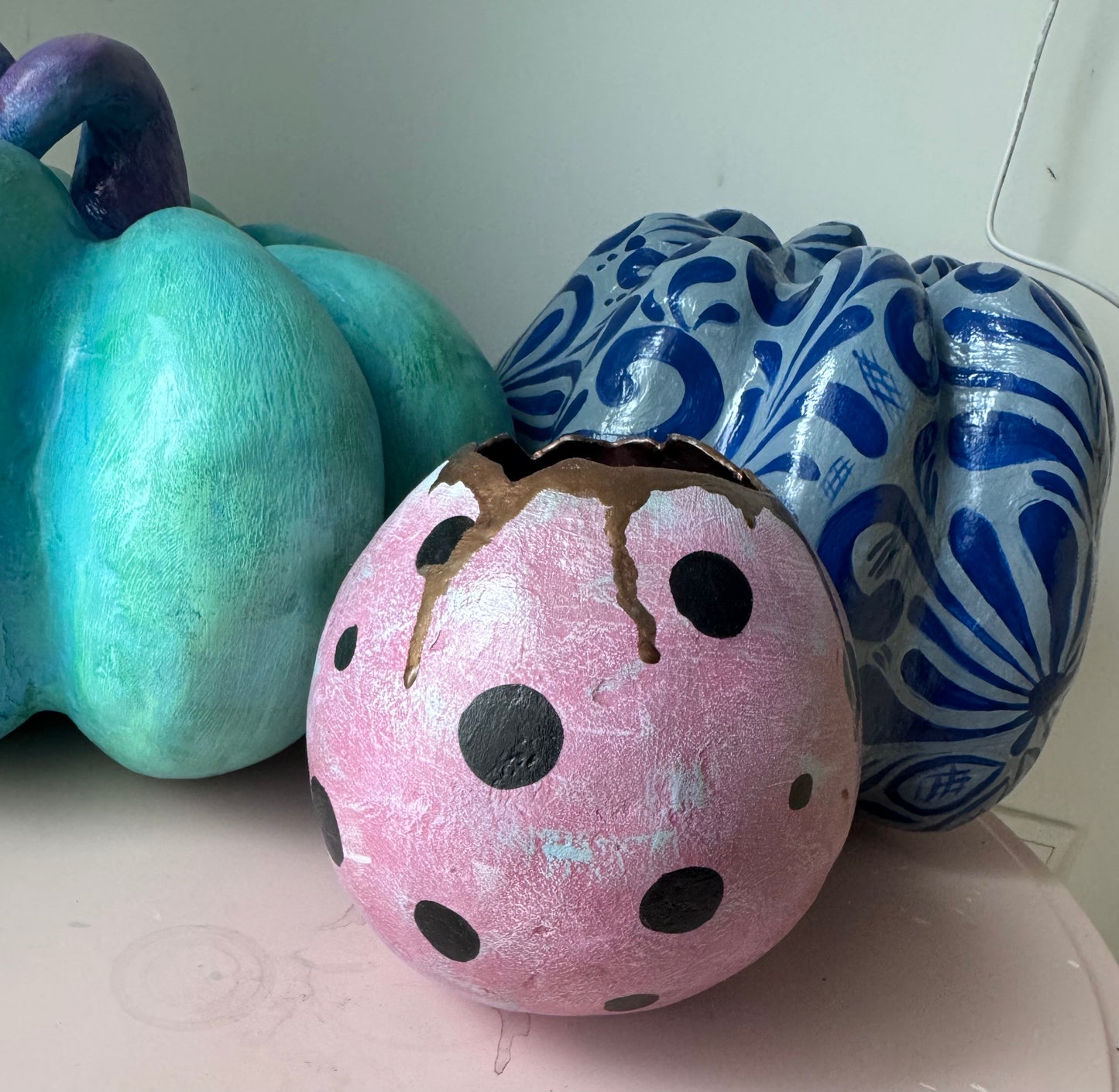 Dekoratives Osterei-Gefäß aus Papier-Mâché, Pink & Schwarz – Handgemachtes Unikat