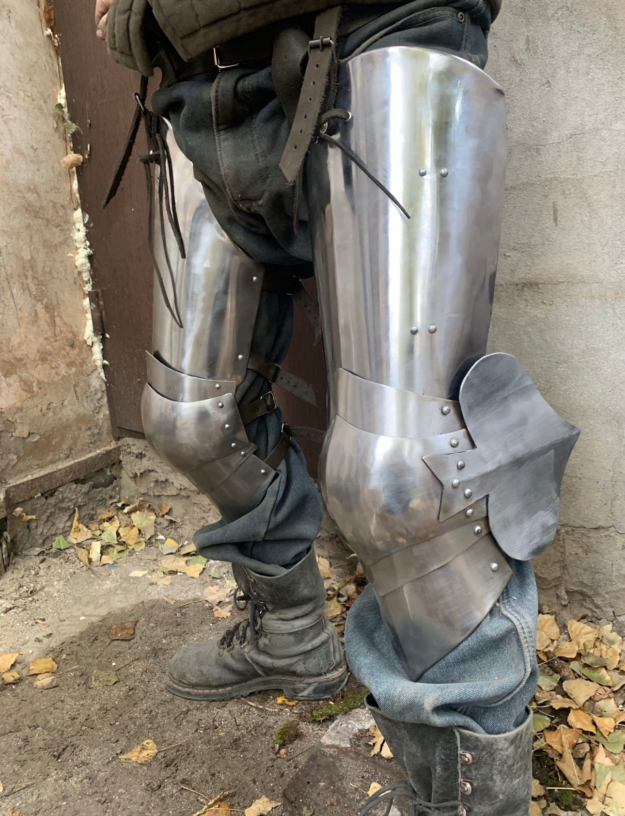 Vollbeinschutz aus Edelstahl – Mittelalter Rüstung für LARP & Reenactment